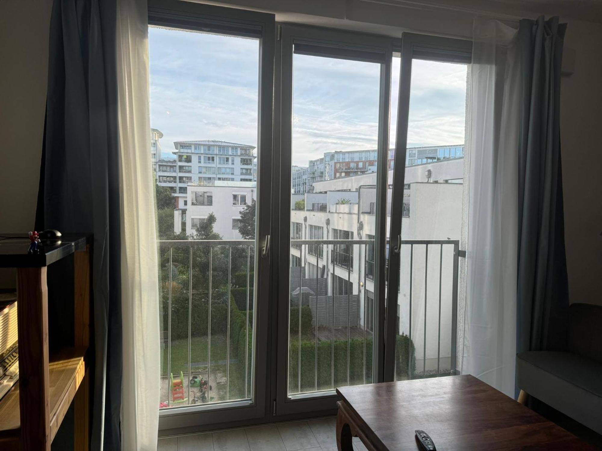 Homestay Luxus In Mitte Mit Laptop, Grossem Tv, Neuem Bett Und Privatem Badezimmer Berlin