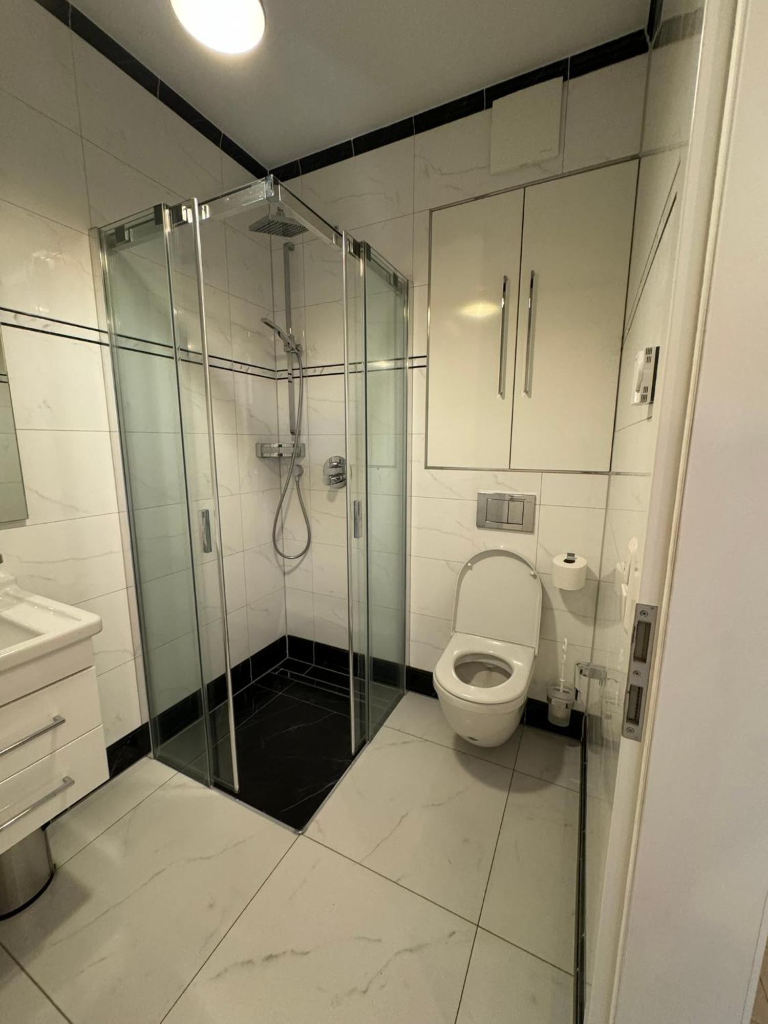 Homestay Luxus In Mitte Mit Laptop, Grossem Tv, Neuem Bett Und Privatem Badezimmer Berlin
