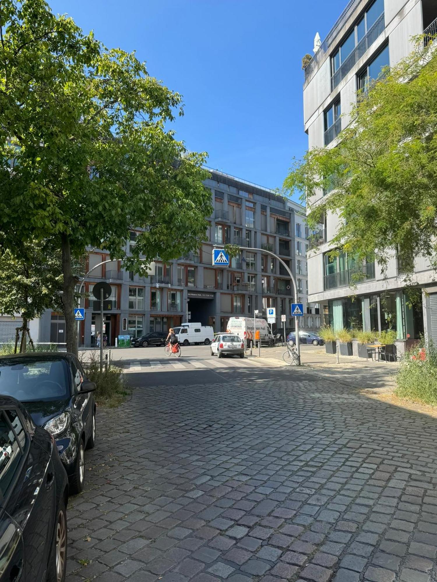 Luxus In Mitte Mit Laptop, Grossem Tv, Neuem Bett Und Privatem Badezimmer Homestay Berlin