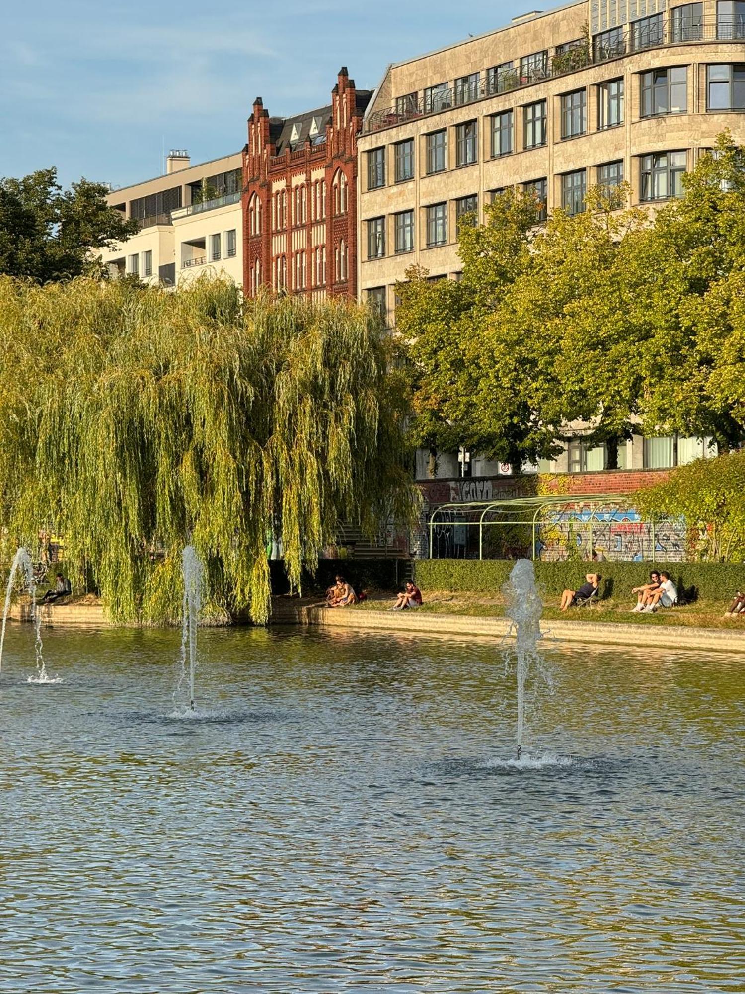 Luxus In Mitte Mit Laptop, Grossem Tv, Neuem Bett Und Privatem Badezimmer Berlin